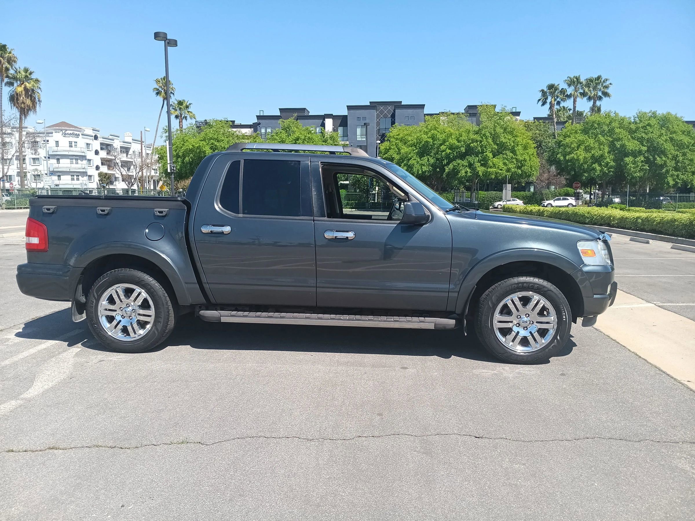 Used 2010 Ford Explorer Sport Trac Limited image 4