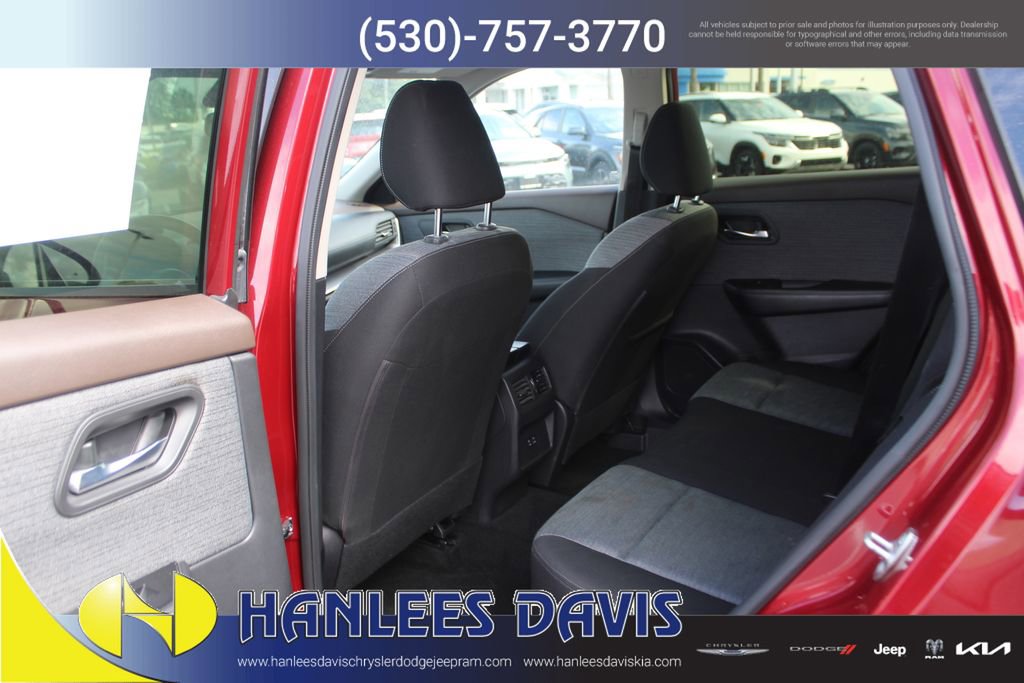 Used 2023 Nissan Rogue SV image 16