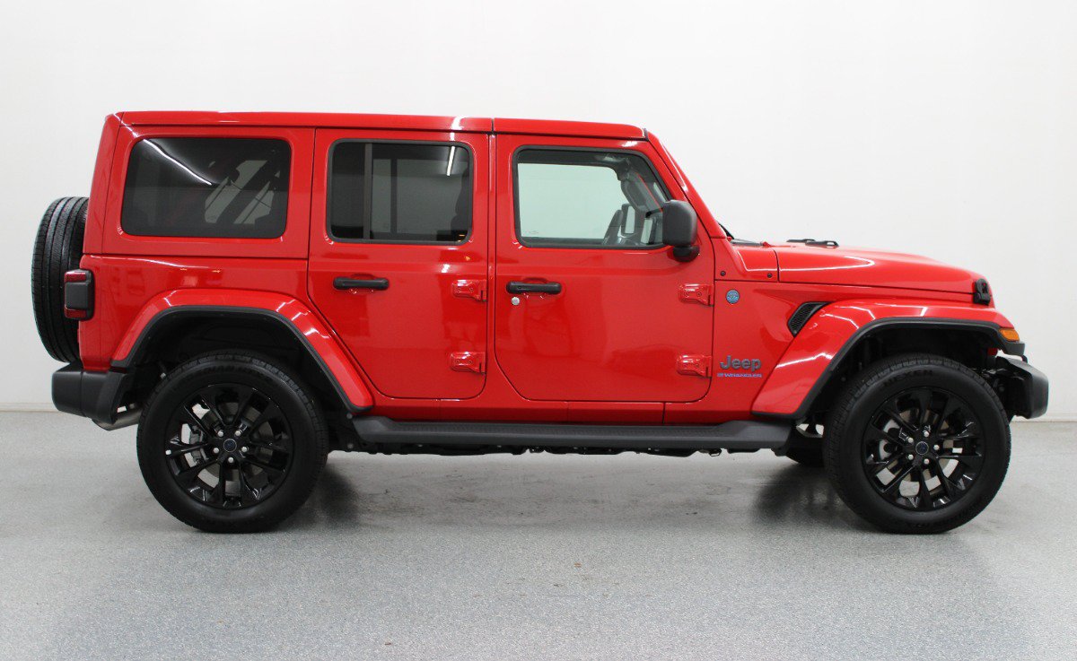 Used 2025 Jeep Wrangler Unlimited Sahara AWD/4WD image 2