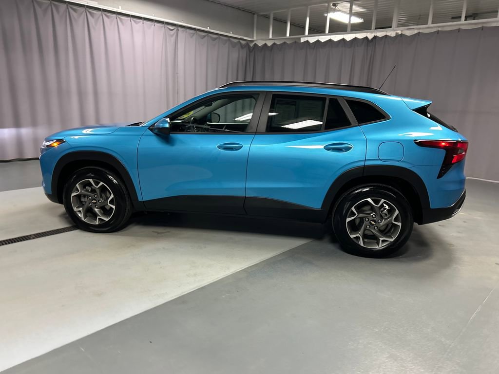 Used 2025 Chevrolet Trax LT w/ Sunroof Package image 4