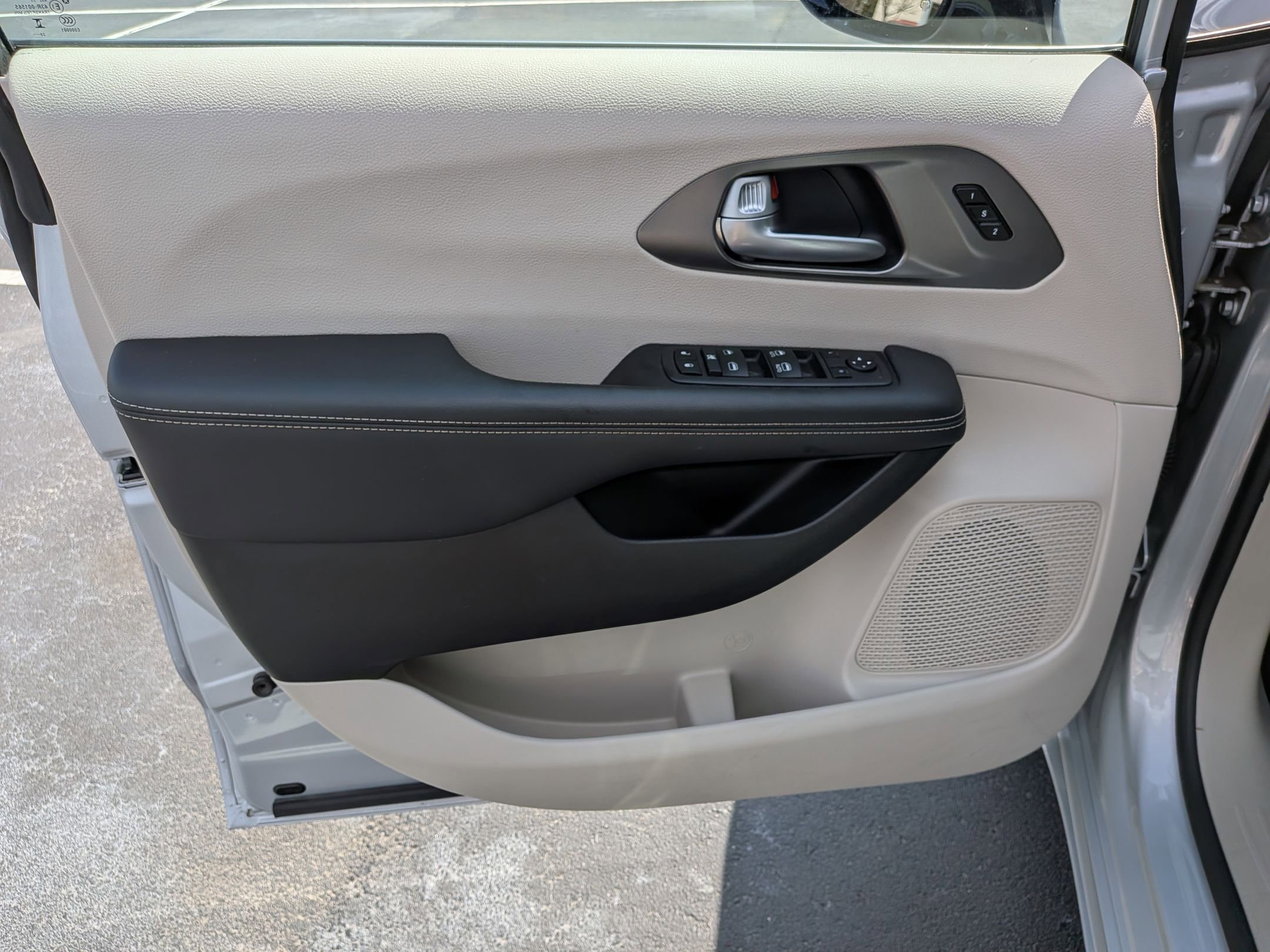 Used 2024 Chrysler Pacifica Touring-L image 11