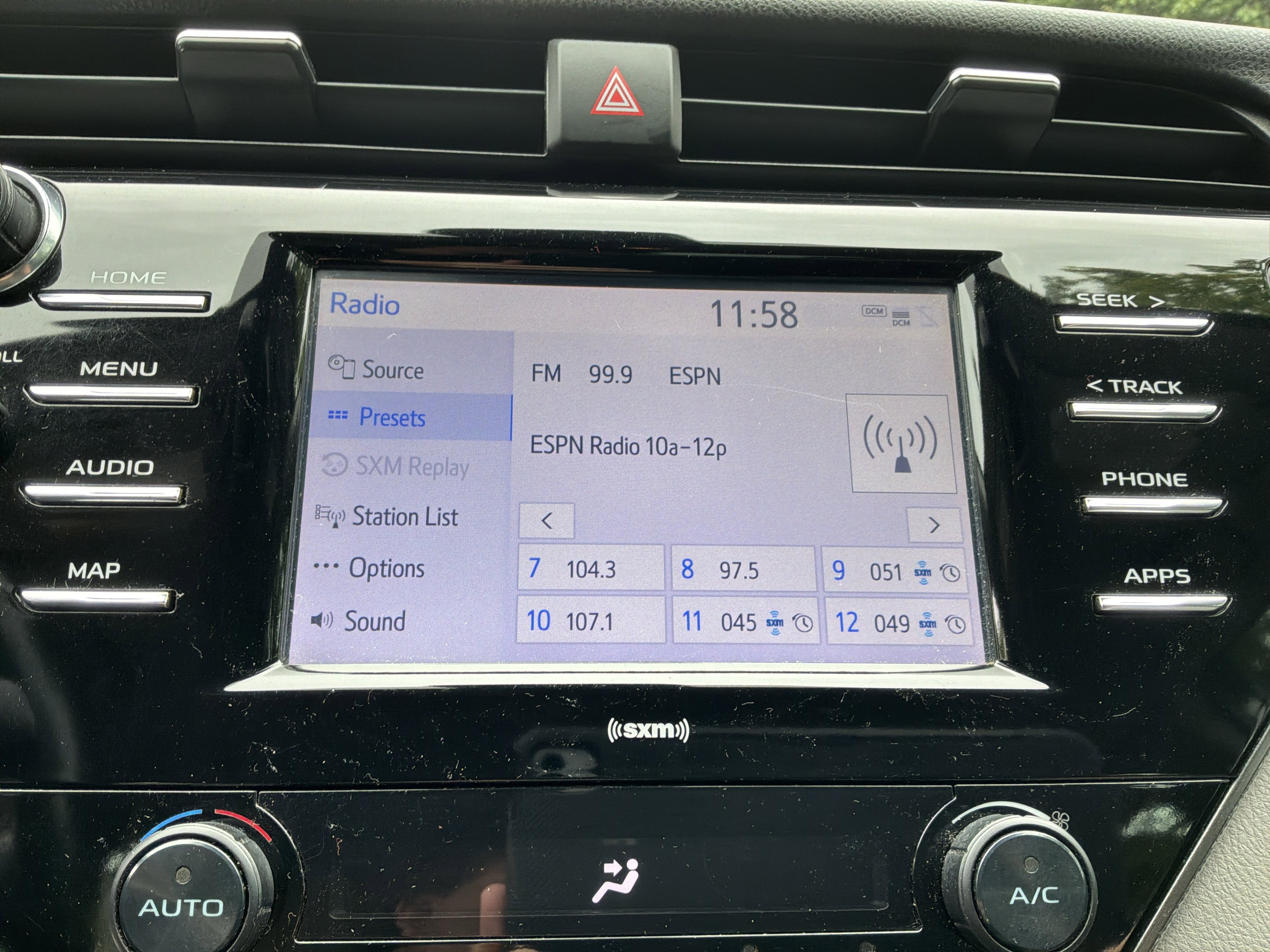 Used 2020 Toyota Camry SE w/ Convenience Package FWD image 23