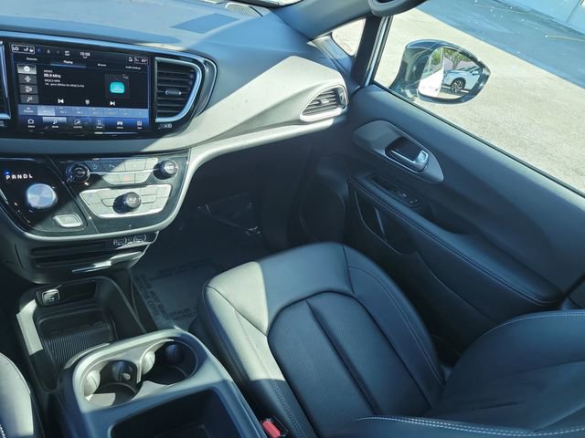 Used 2025 Chrysler Pacifica Select image 18