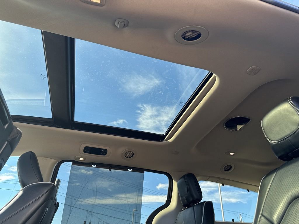 Used 2022 Chrysler Pacifica Limited w/ Uconnect Theater Family Group image 29