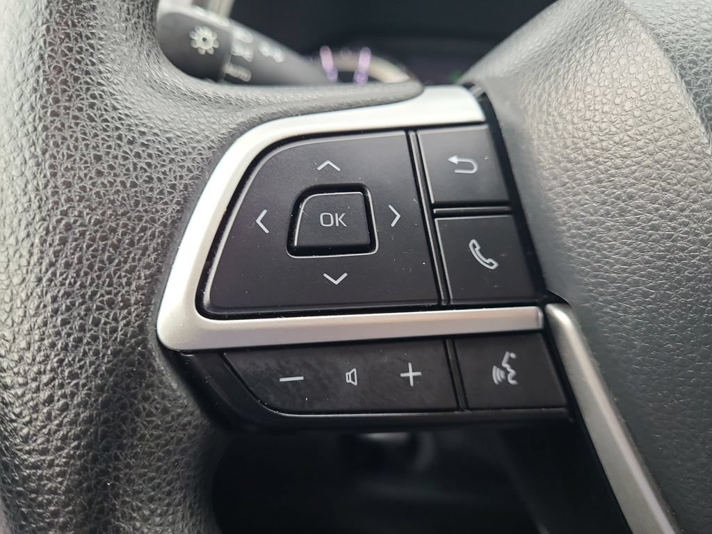 Used 2023 Toyota Highlander L FWD image 19