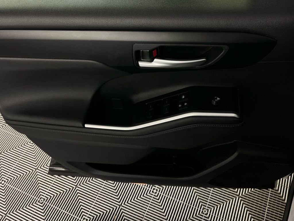 Used 2025 Toyota Highlander XLE image 23