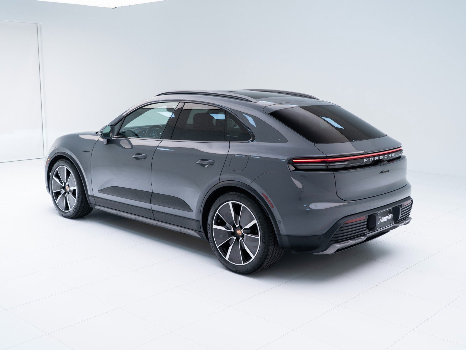 Certified 2025 Porsche Macan Electric image 3