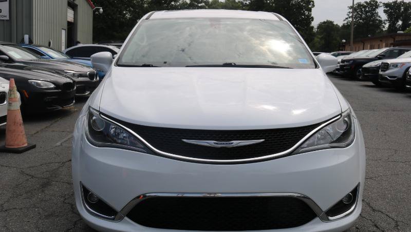 Used 2020 Chrysler Pacifica Touring w/ Tire & Wheel Group FWD image 2
