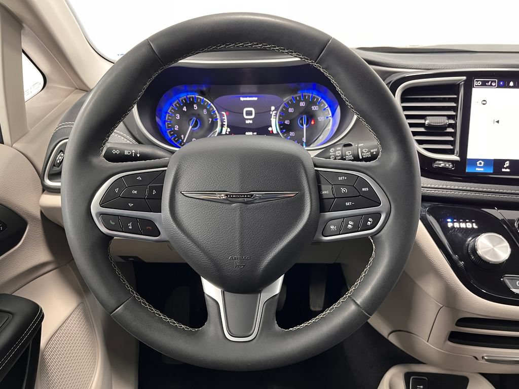 Used 2023 Chrysler Pacifica Touring-L AWD/4WD image 23