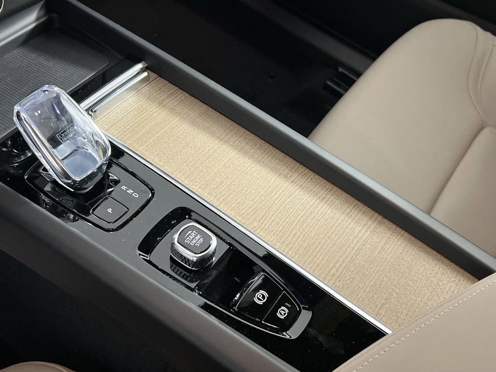 New 2026 Volvo XC60 B5 Plus w/ Climate Package image 18