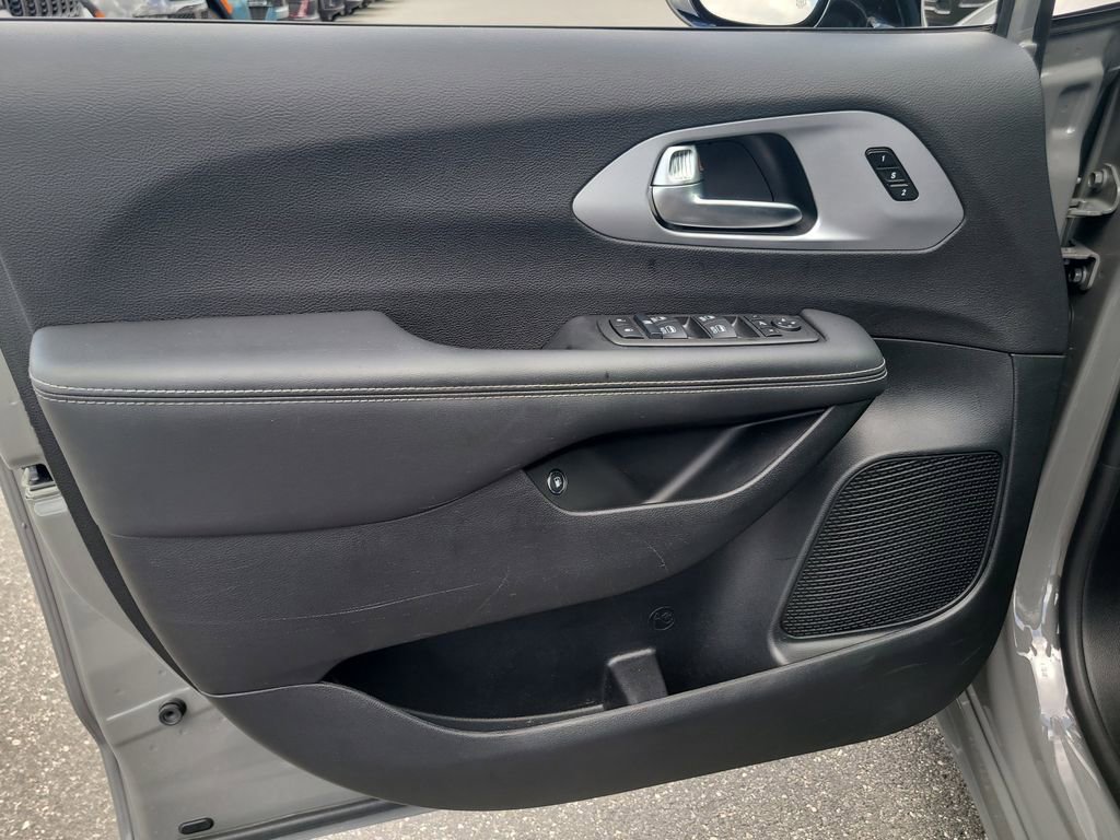 Used 2025 Chrysler Pacifica Premium image 15