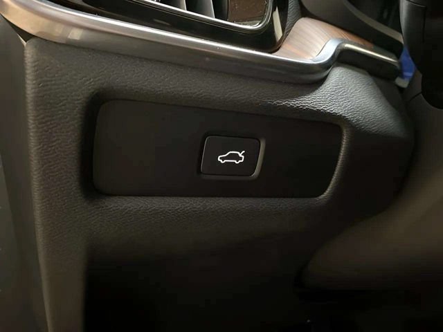 Used 2025 Volvo V60 B5 Cross Country Plus AWD/4WD image 32