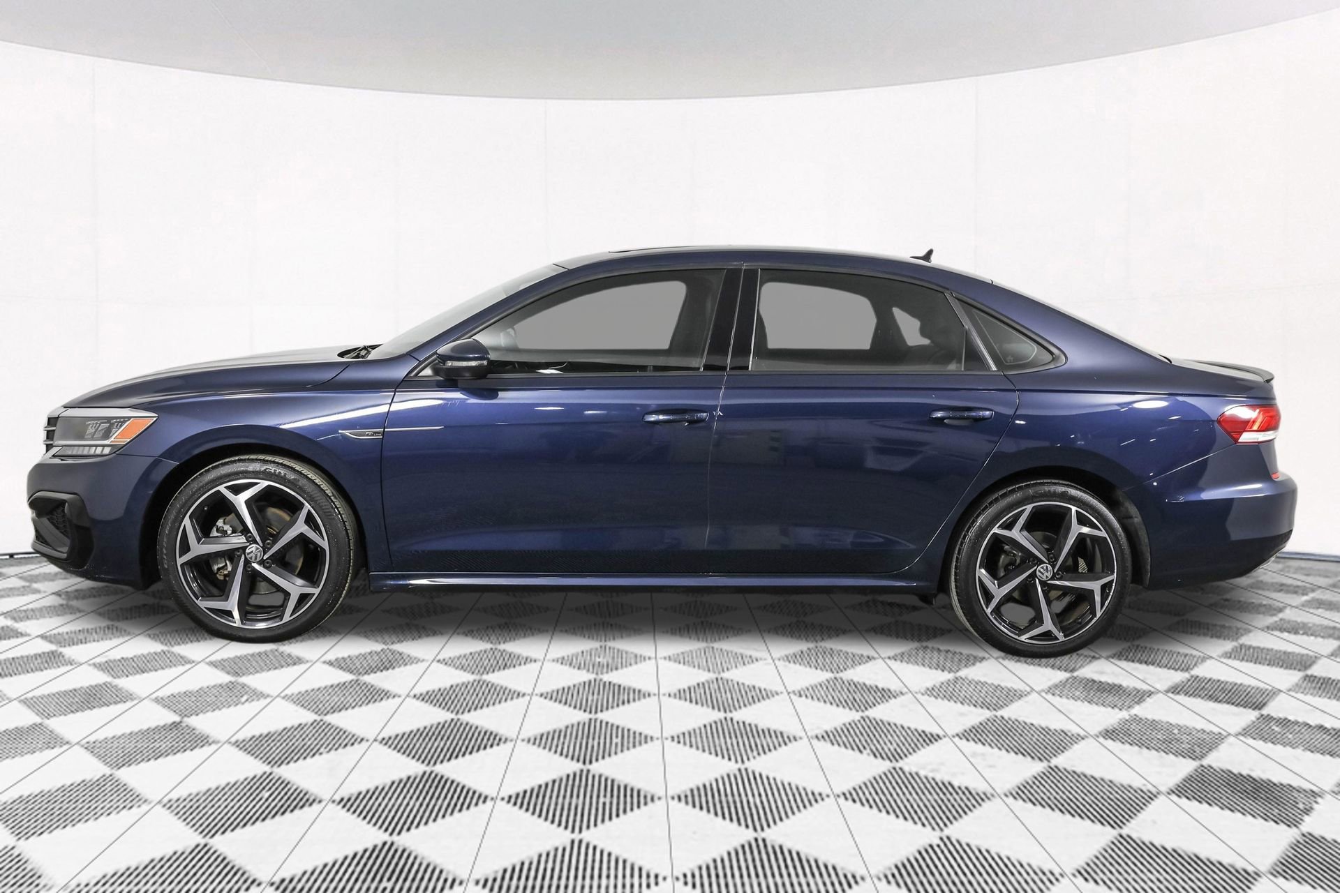 Used 2022 Volkswagen Passat 2.0T R-Line image 18