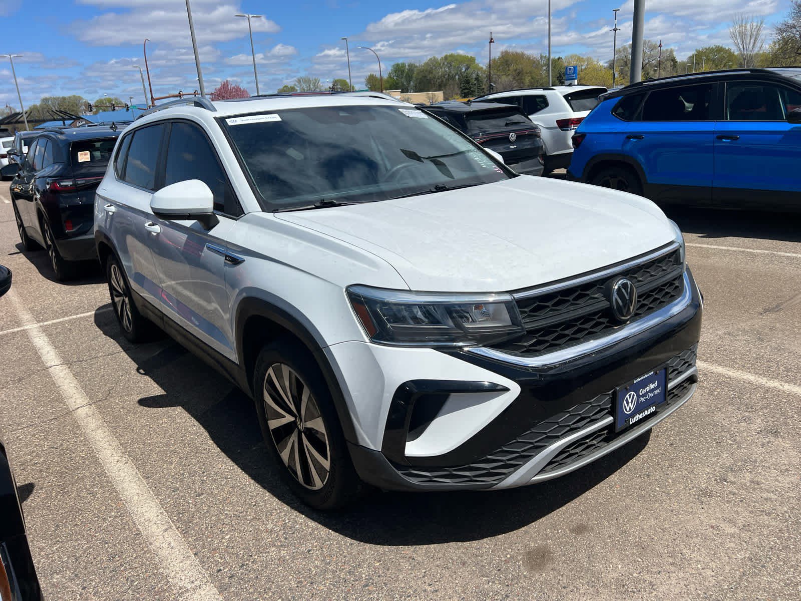 Used 2023 Volkswagen Taos SE w/ Panoramic Sunroof Package AWD/4WD image 3