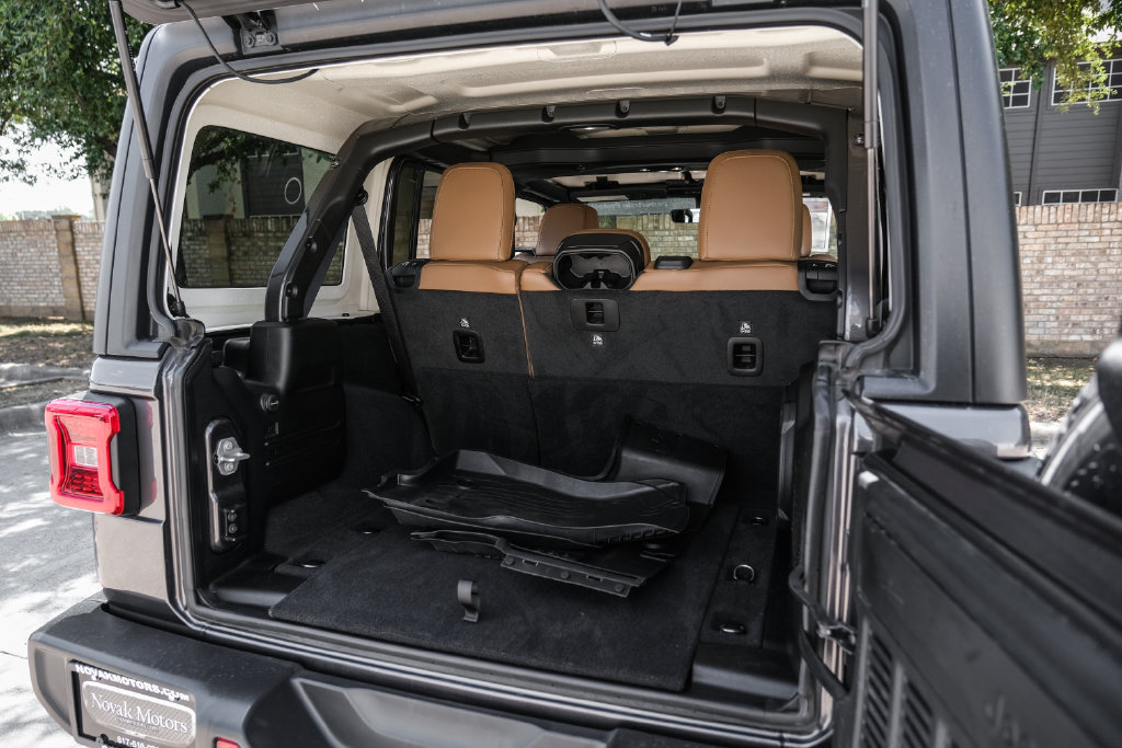 Used 2023 Jeep Wrangler Unlimited Sahara w/ LED Lighting Group AWD/4WD image 65