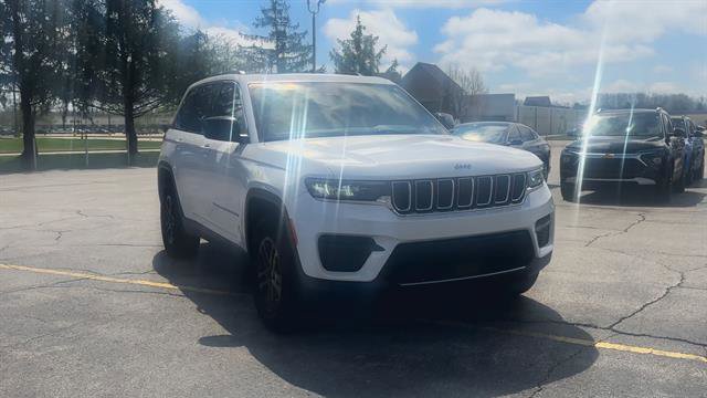 Used 2023 Jeep Grand Cherokee Laredo w/ Trailer Tow Prep Group (B) AWD/4WD image 2