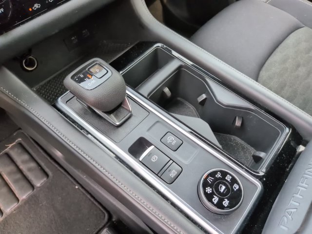 Used 2025 Nissan Pathfinder SV AWD/4WD image 18