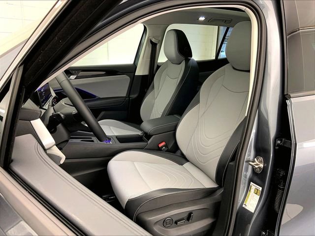 Certified 2025 Volkswagen Tiguan SE w/ Panoramic Sunroof Package image 5