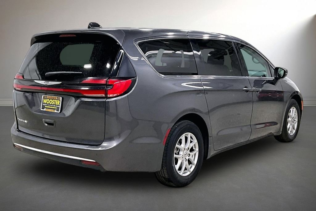 Used 2023 Chrysler Pacifica Touring-L image 5