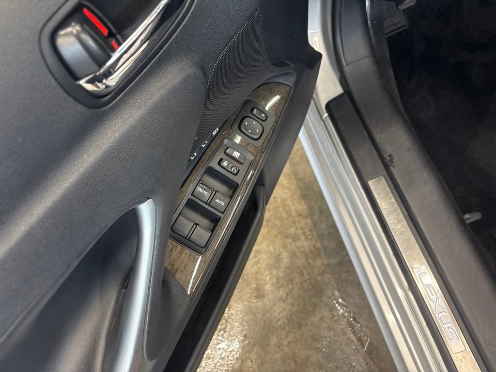 Used 2010 Lexus IS 250C w/ Luxury Pkg RWD image 18