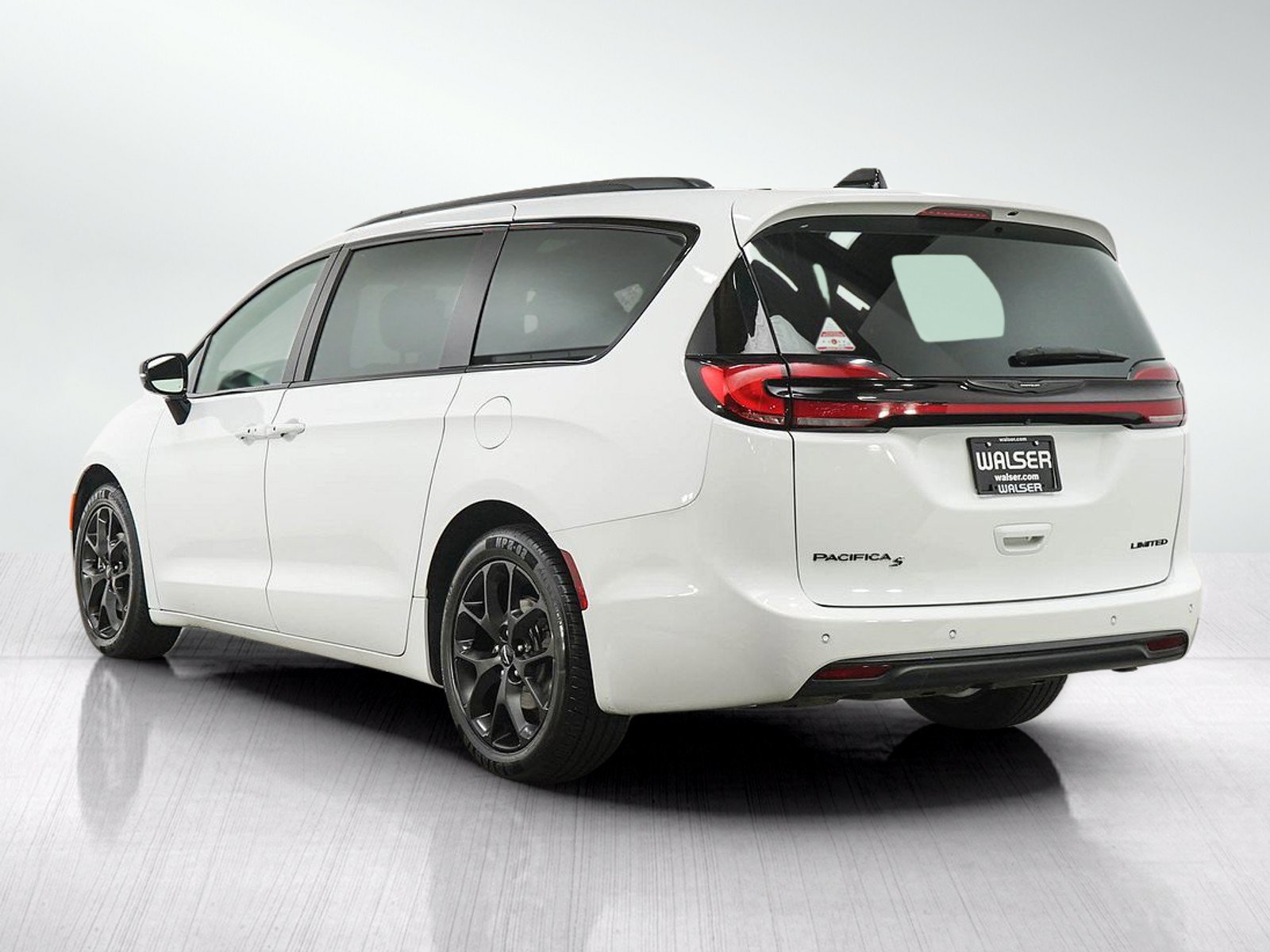 Used 2025 Chrysler Pacifica Limited FWD image 3