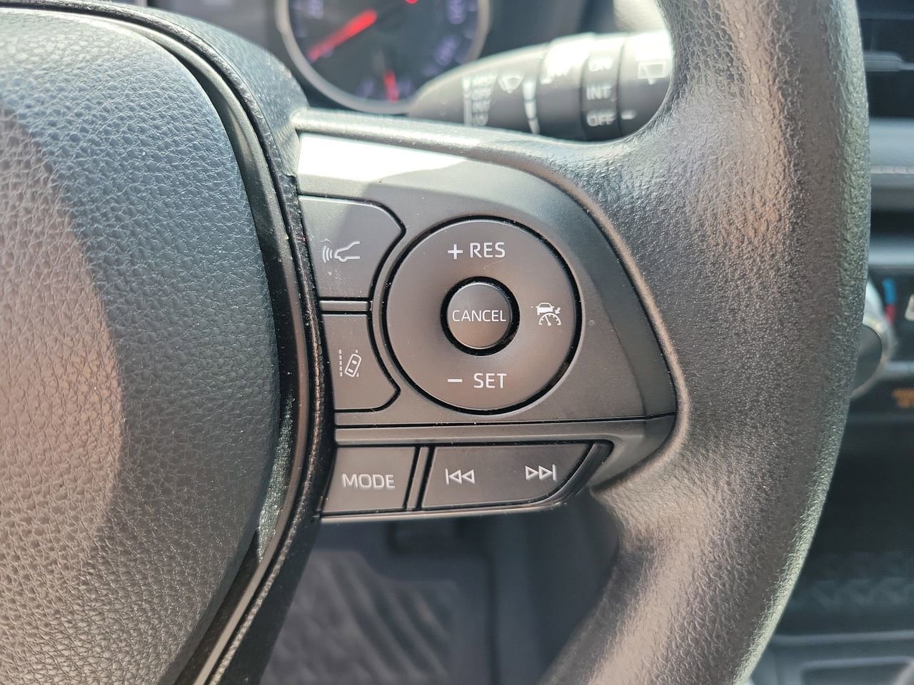 Used 2021 Toyota RAV4 XLE w/ Convenience Package FWD image 22