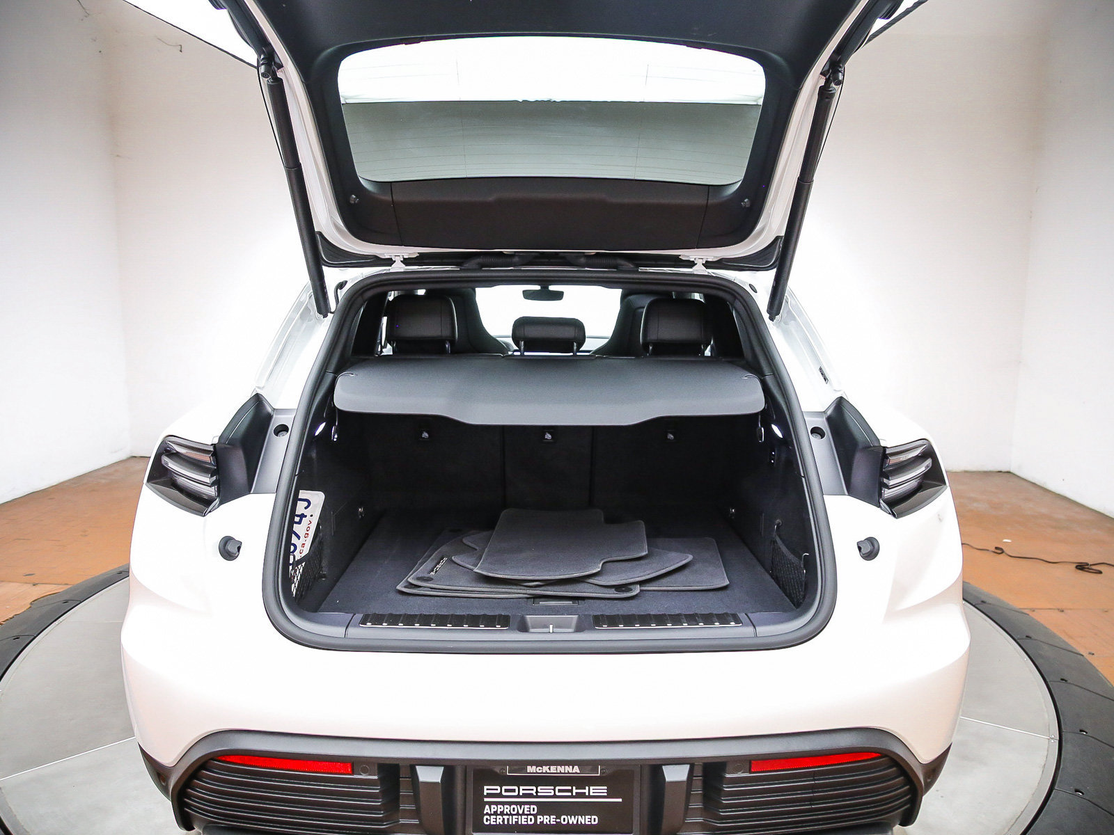 Certified 2026 Porsche Macan Electric RWD image 29