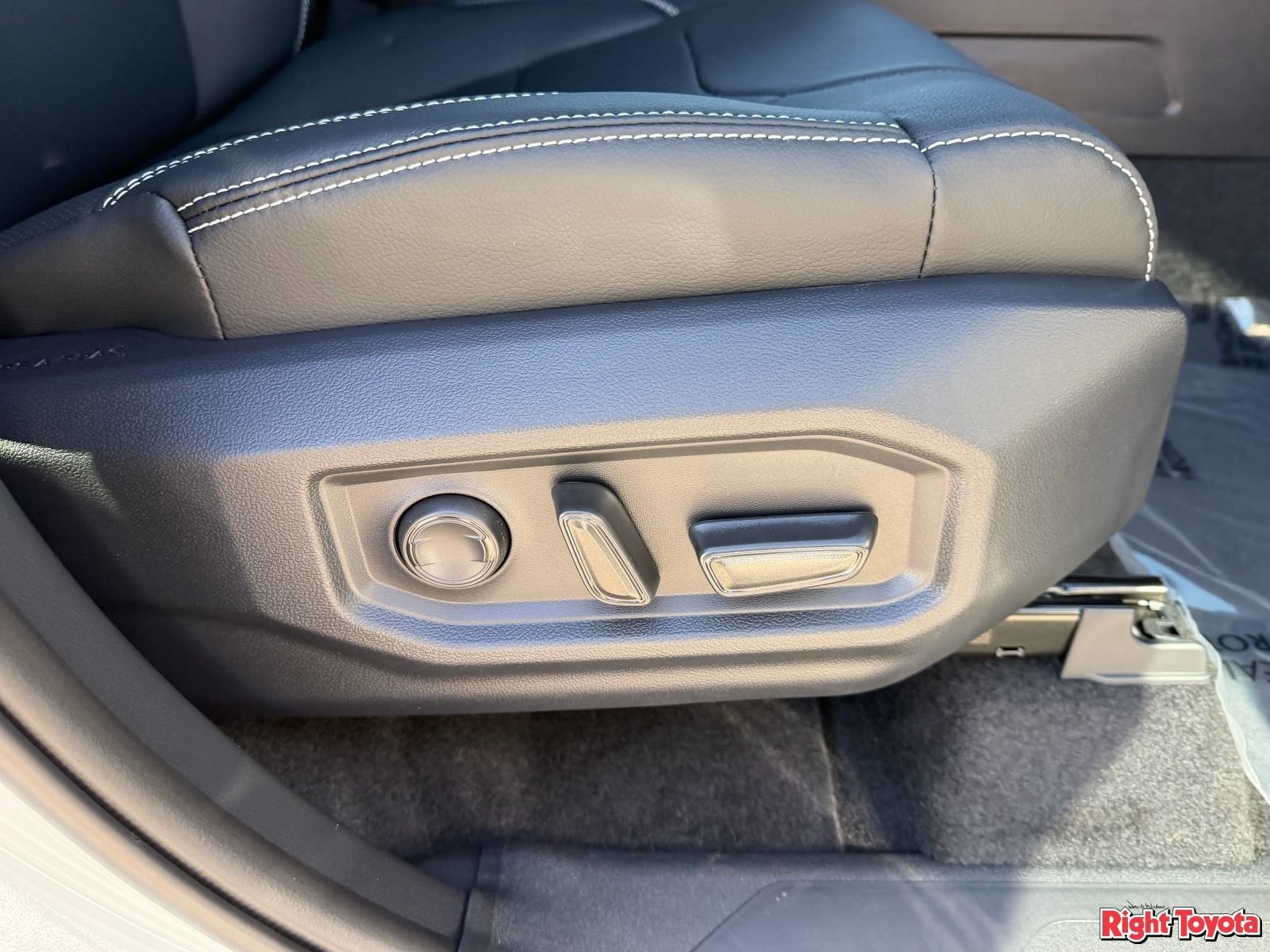 New 2026 Toyota Tundra Limited AWD/4WD image 16