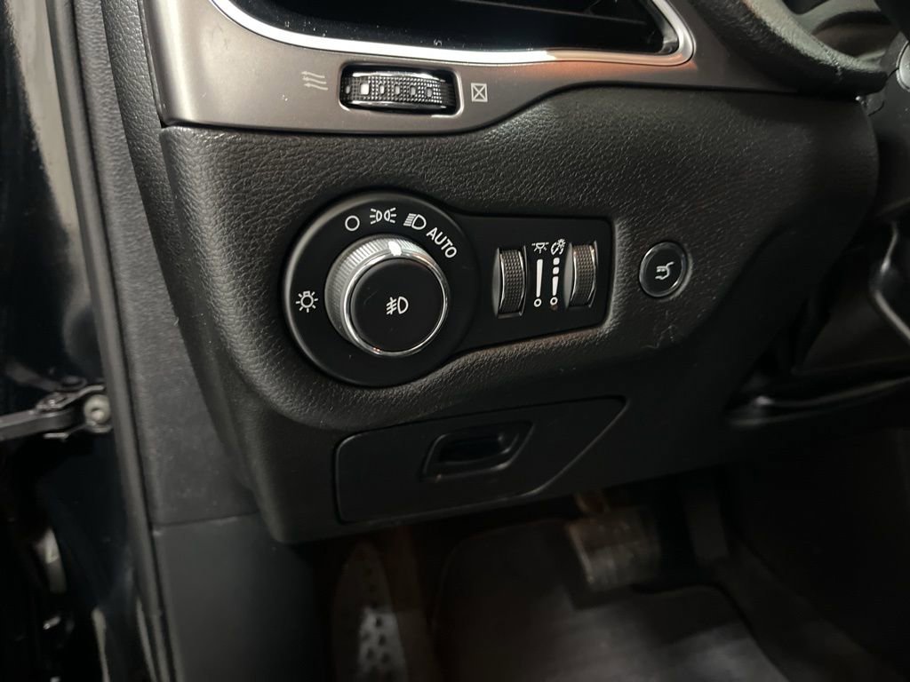 Used 2019 Jeep Cherokee Limited image 15