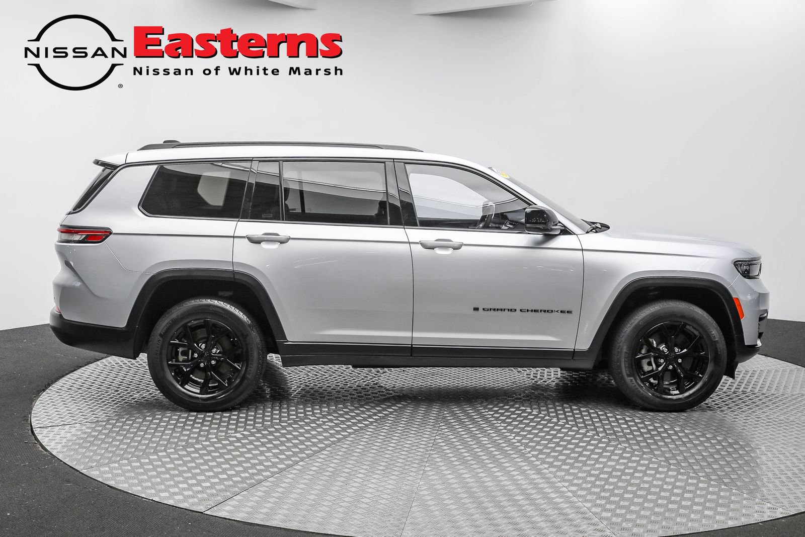 Used 2024 Jeep Grand Cherokee L Laredo image 5