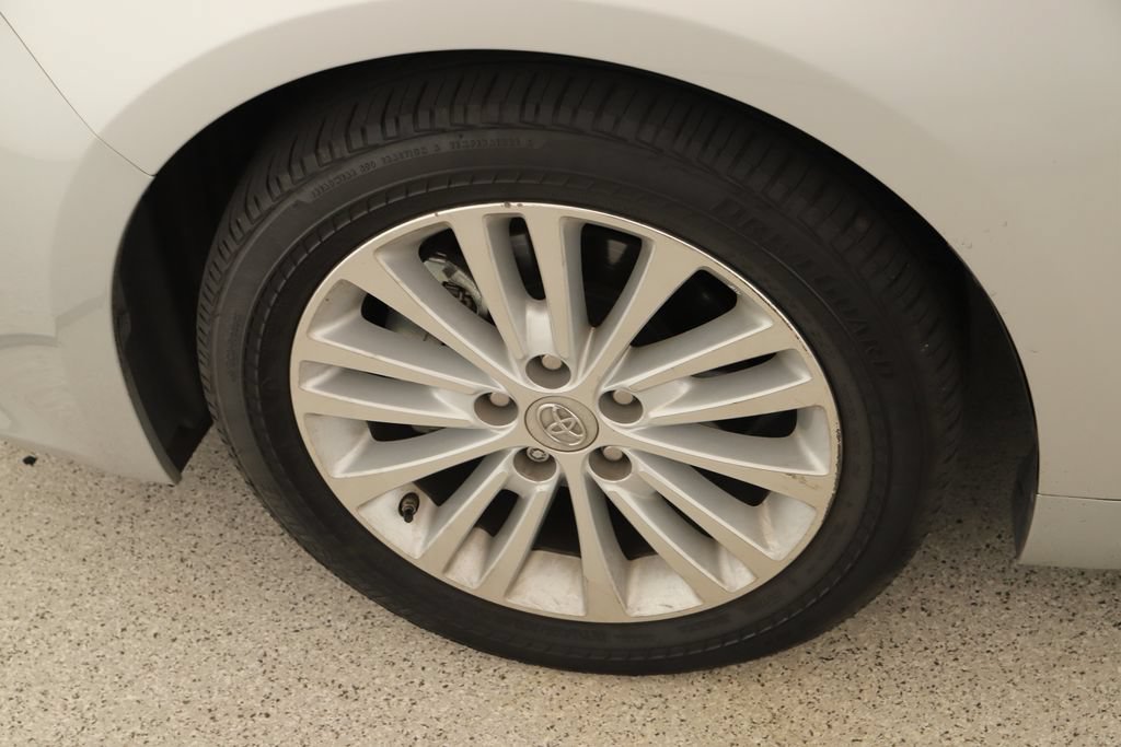 Used 2014 Toyota Avalon Limited w/ Technology Package FWD image 32