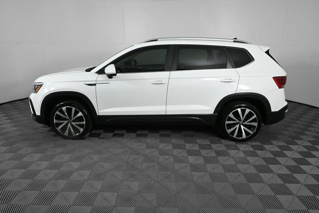 Used 2022 Volkswagen Taos SE FWD image 3