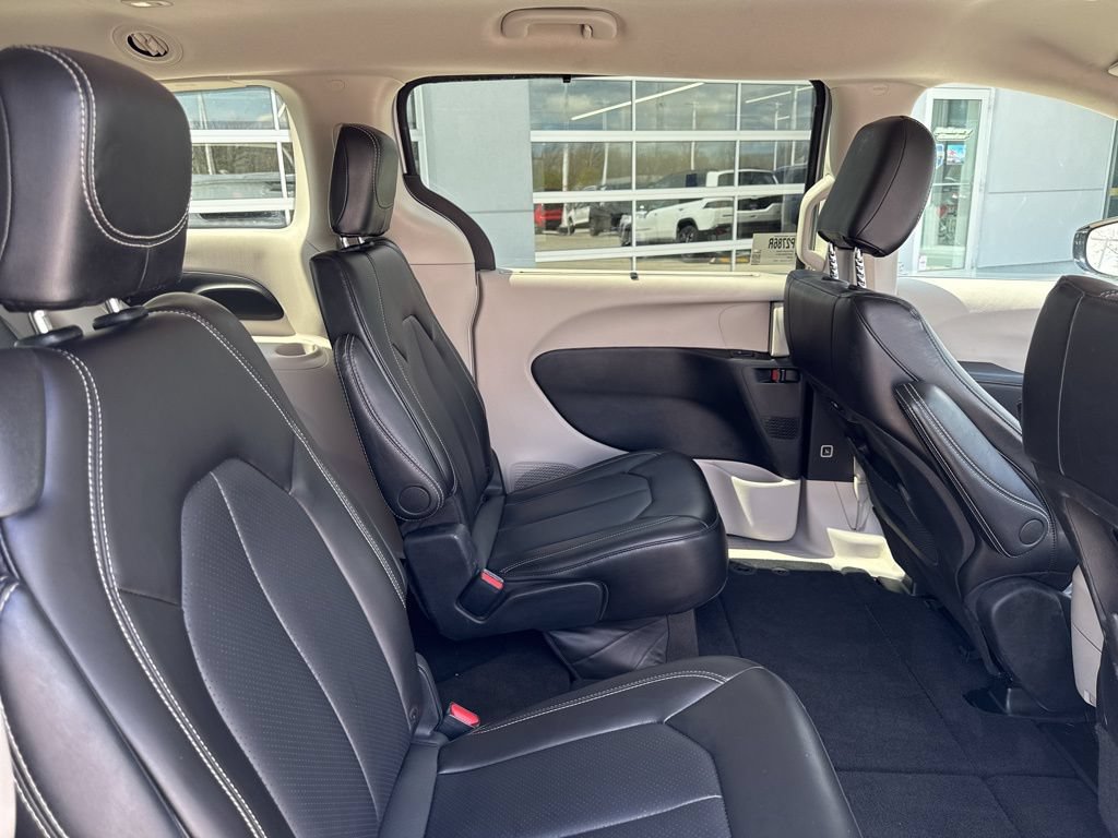 Used 2024 Chrysler Pacifica Touring-L FWD image 43