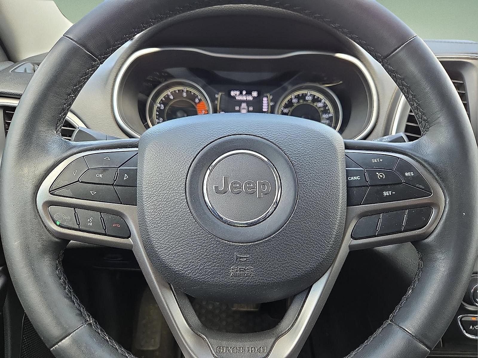 Used 2019 Jeep Cherokee Latitude Plus w/ Comfort/Convenience Group FWD image 24