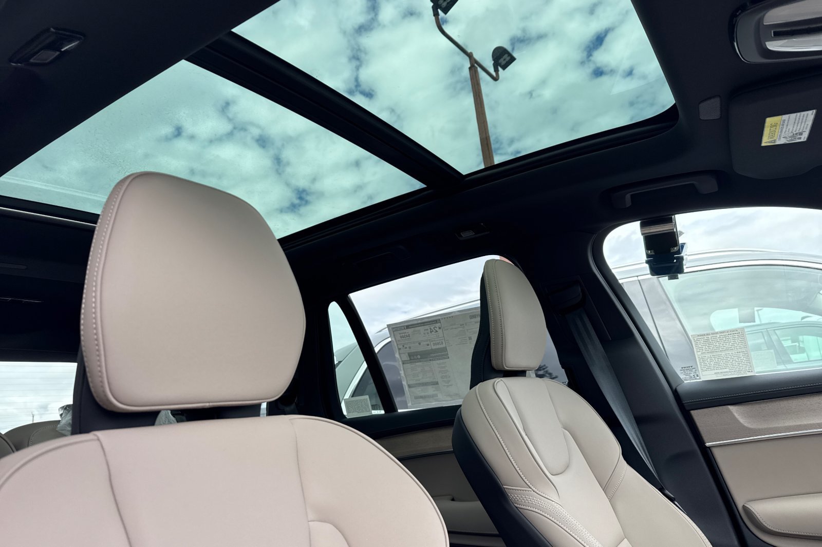 New 2026 Volvo XC90 B5 Plus w/ Protection Package AWD/4WD image 17