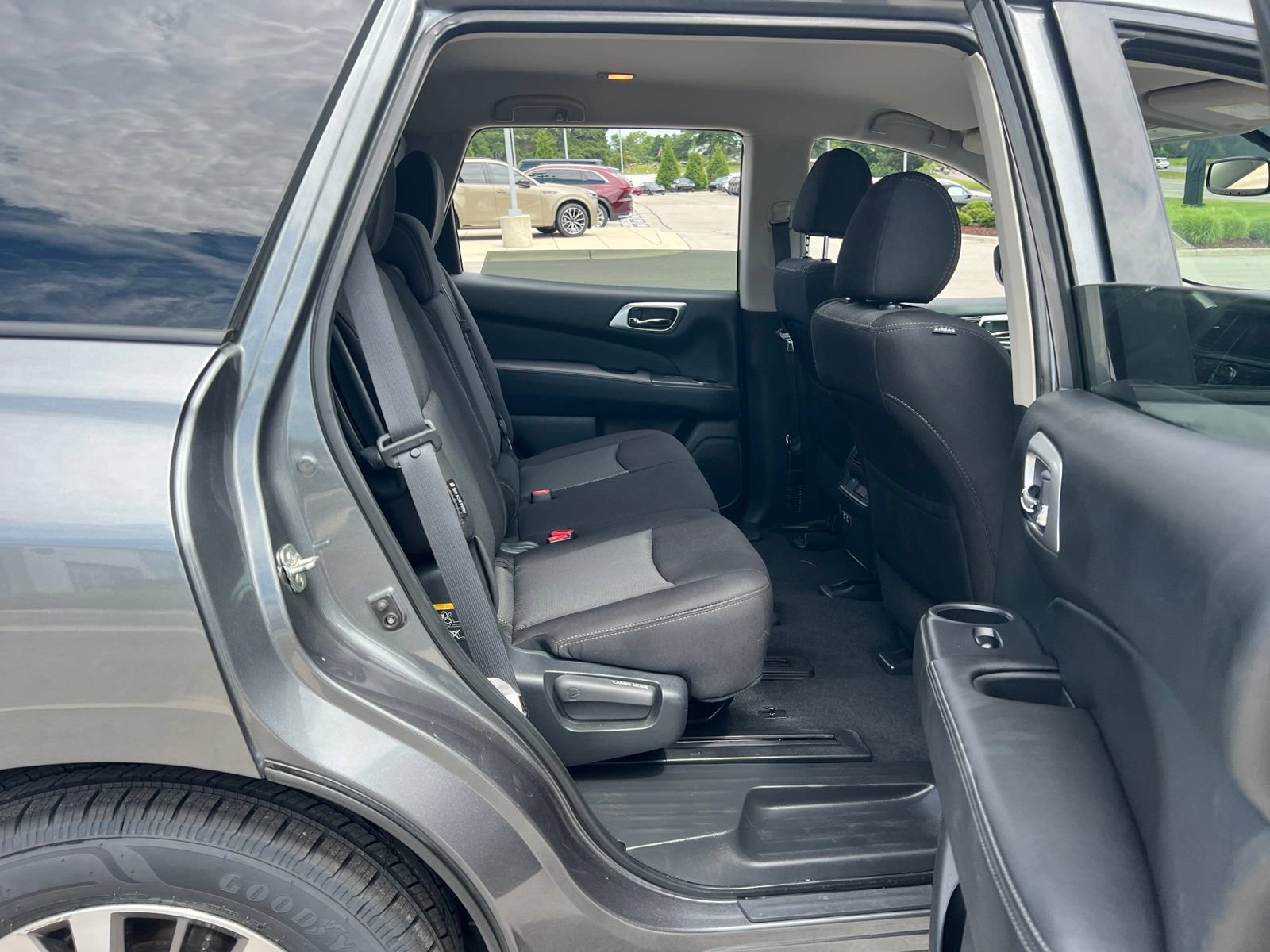 Used 2020 Nissan Pathfinder SV FWD image 32