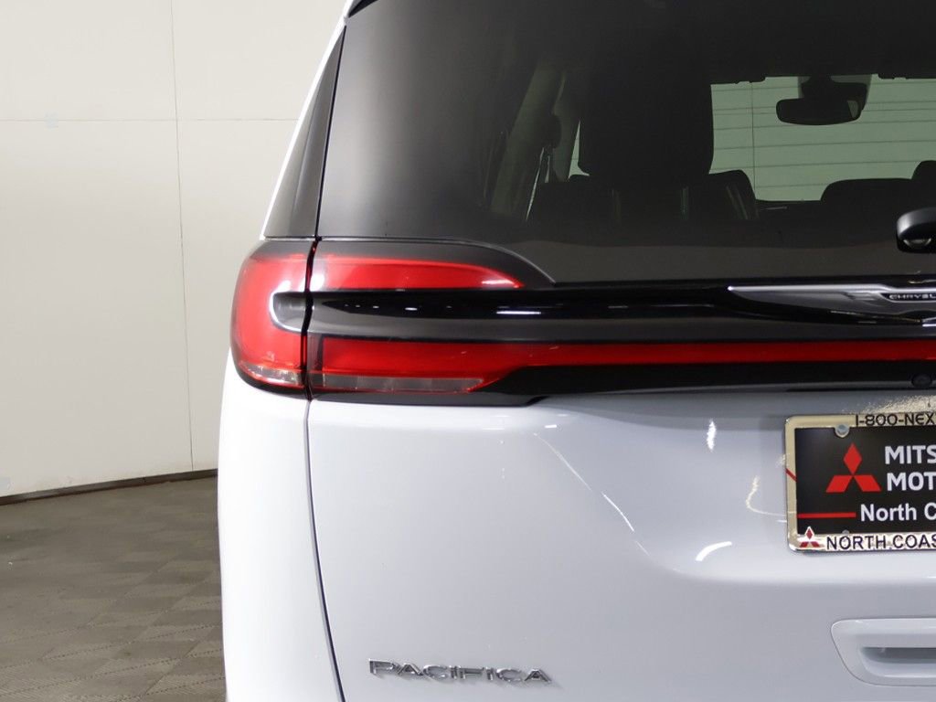 Used 2024 Chrysler Pacifica Touring-L FWD image 16