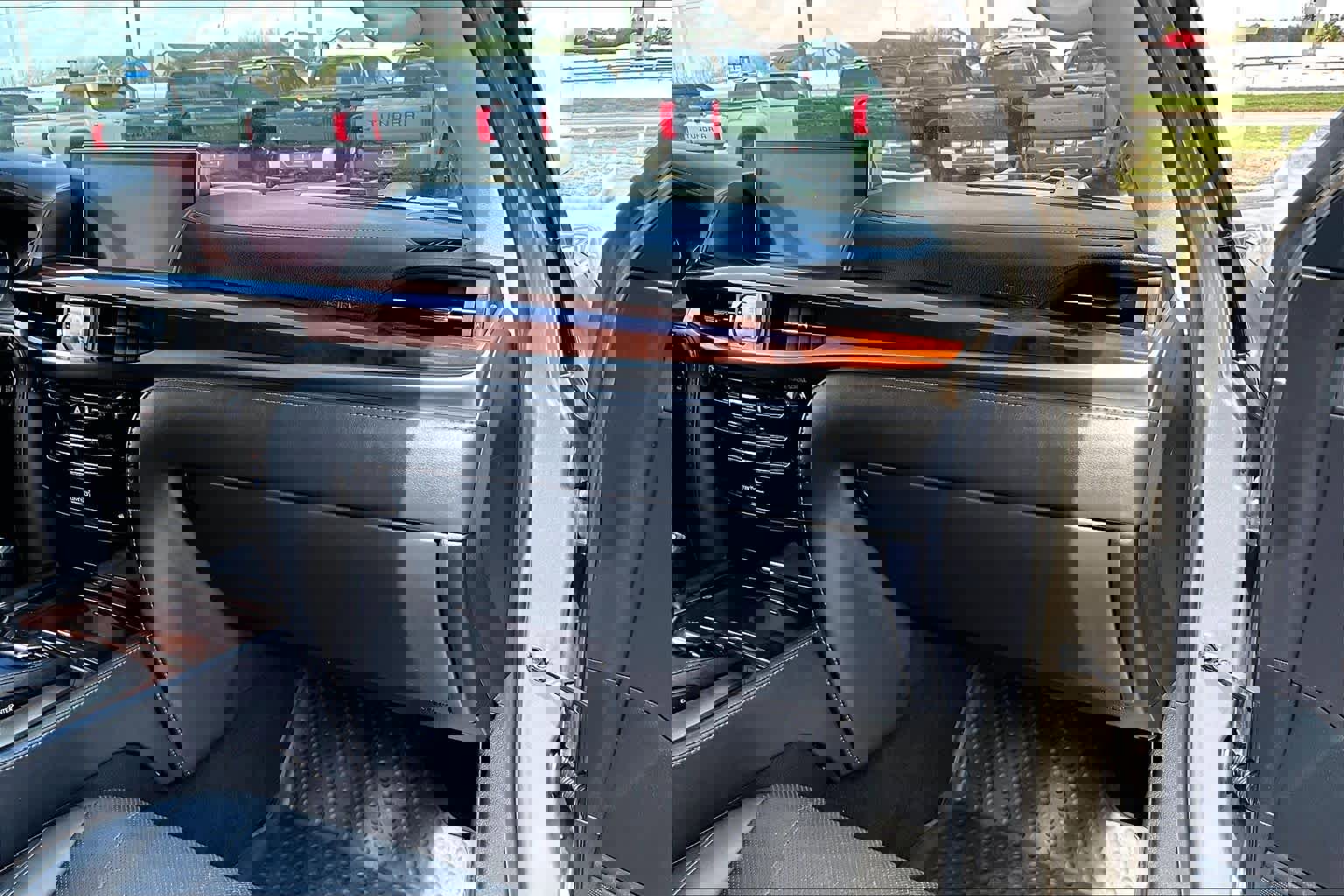 Used 2019 Lexus LX 570 4WD w/ Luxury Package image 18