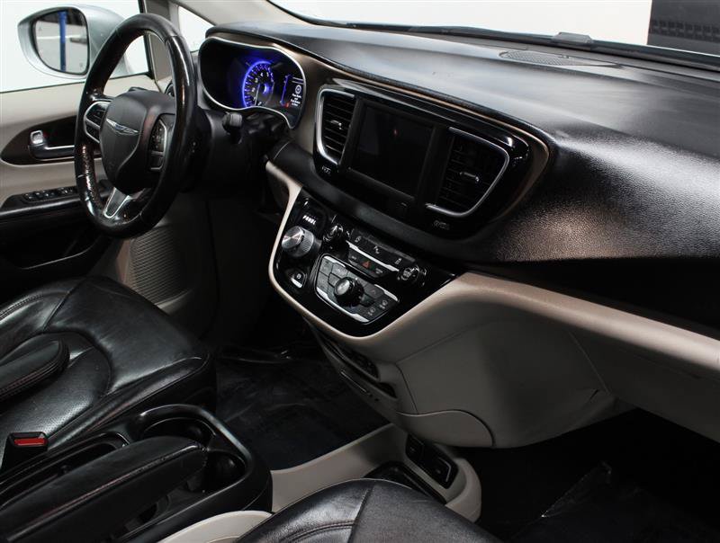 Used 2019 Chrysler Pacifica Touring-L FWD image 10