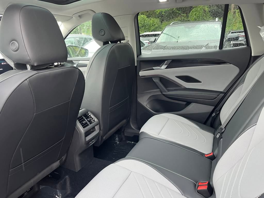 New 2025 Volkswagen Tiguan SE image 17