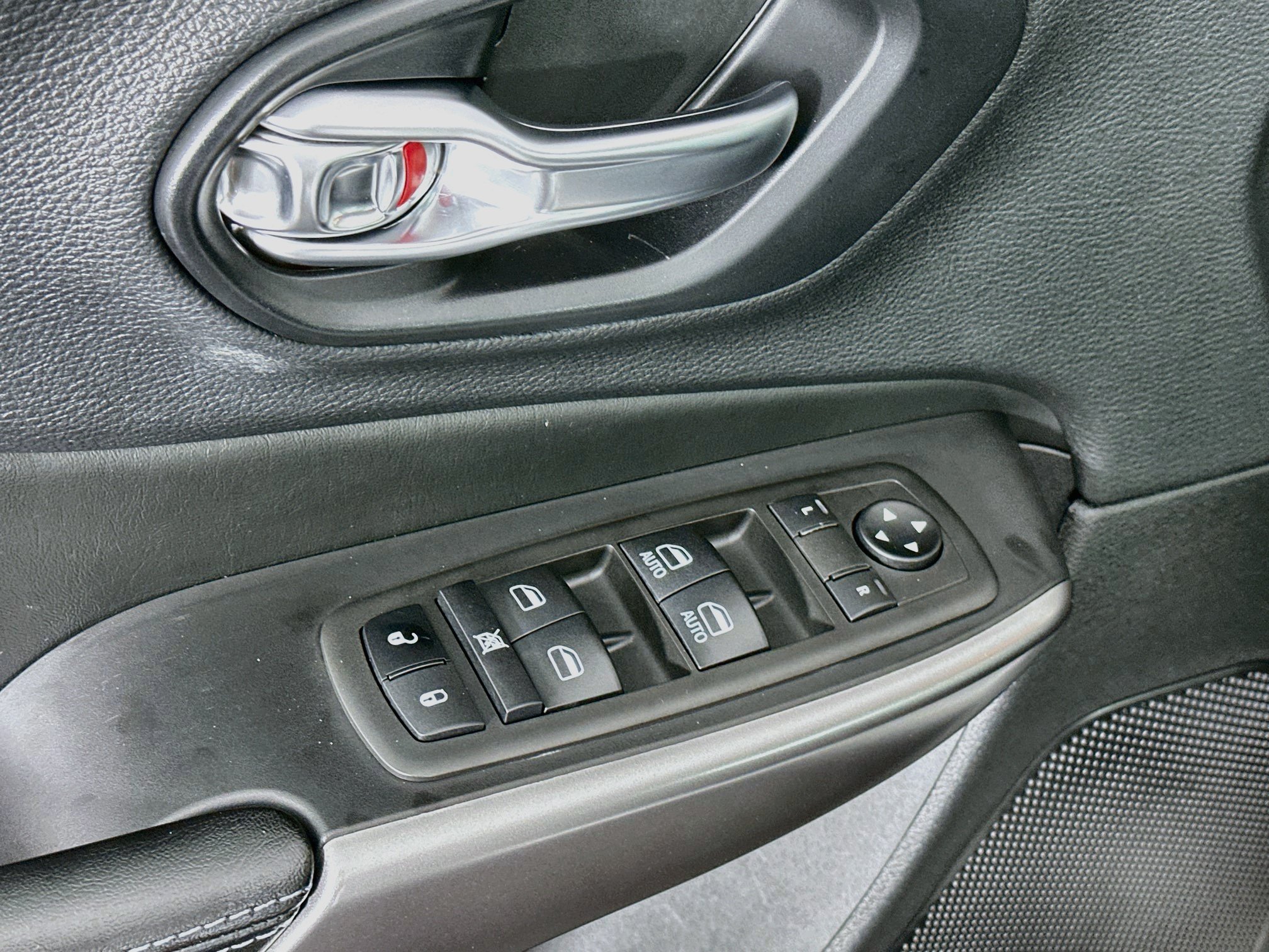 Used 2021 Jeep Cherokee Latitude w/ Mopar Interior Package FWD image 15