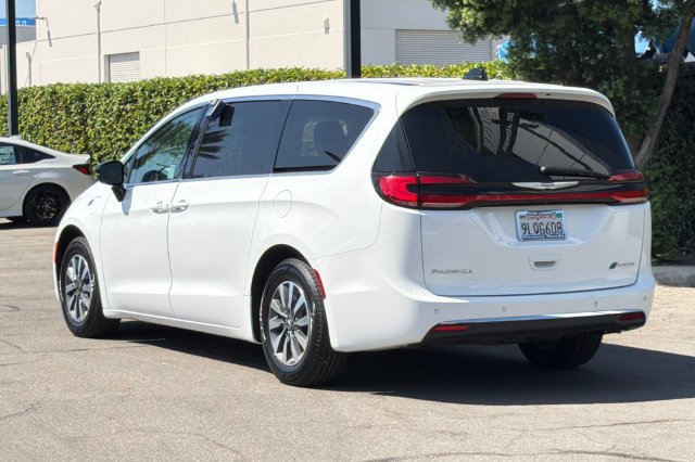 Used 2024 Chrysler Pacifica Limited FWD image 6