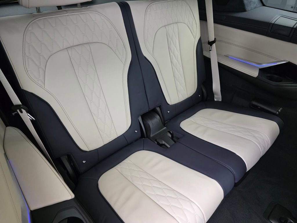 Used 2022 BMW X7 xDrive40i w/ M Sport Package AWD/4WD image 30
