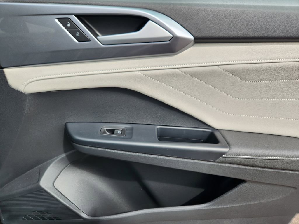 New 2025 Volkswagen Taos SEL image 20