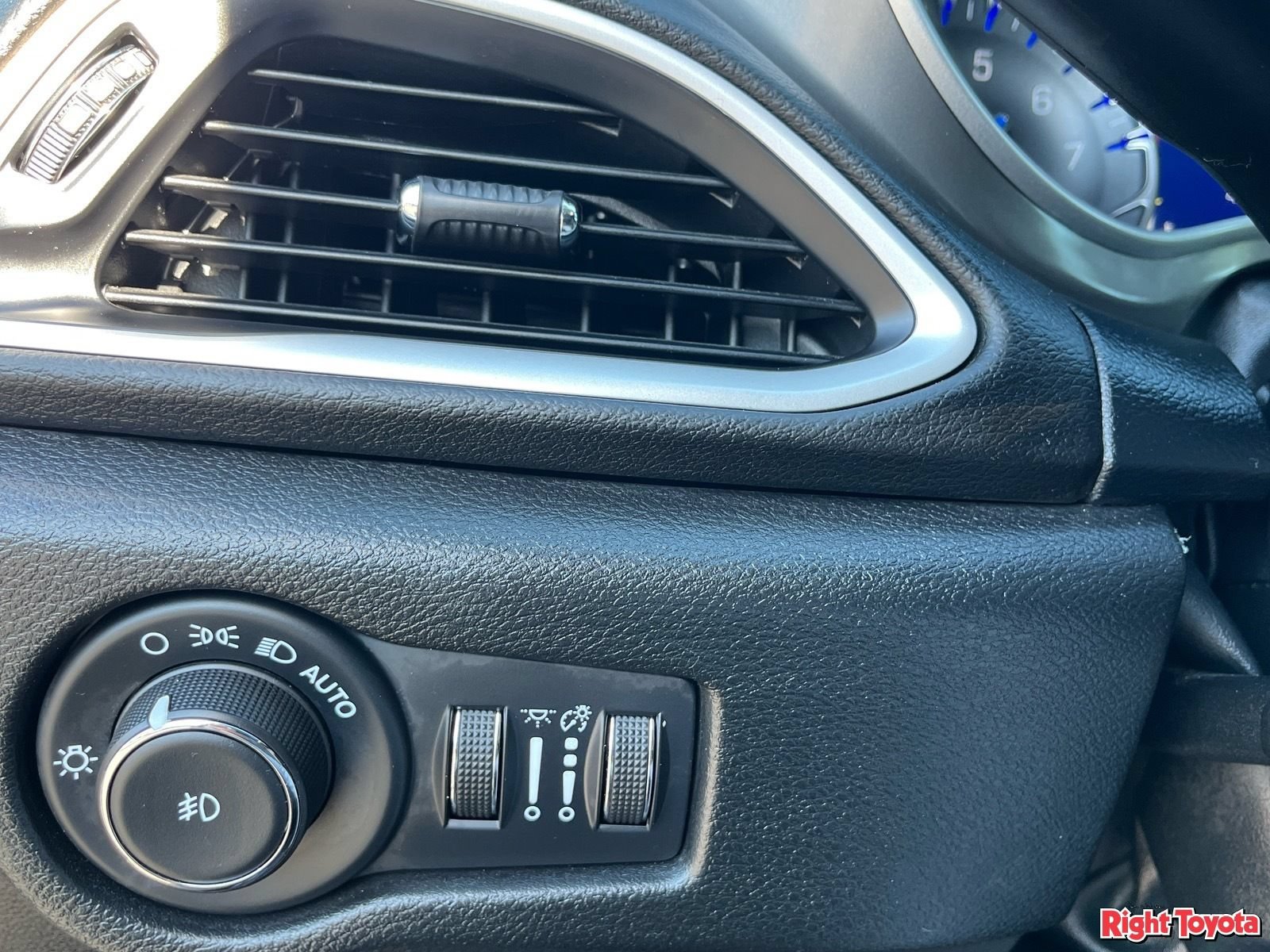 Used 2025 Chrysler Pacifica Select FWD image 32