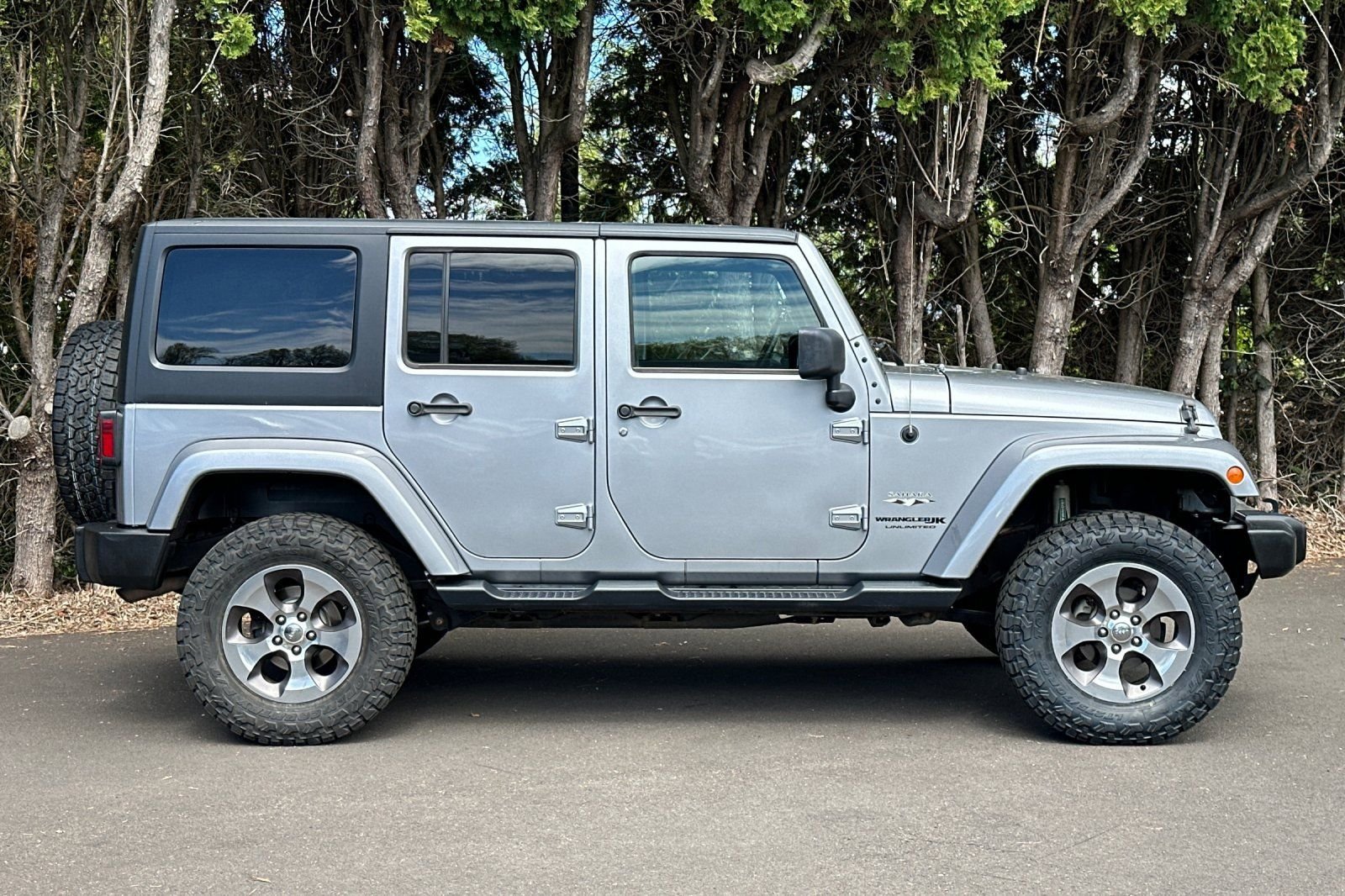 Used 2018 Jeep Wrangler Unlimited Sahara AWD/4WD image 3