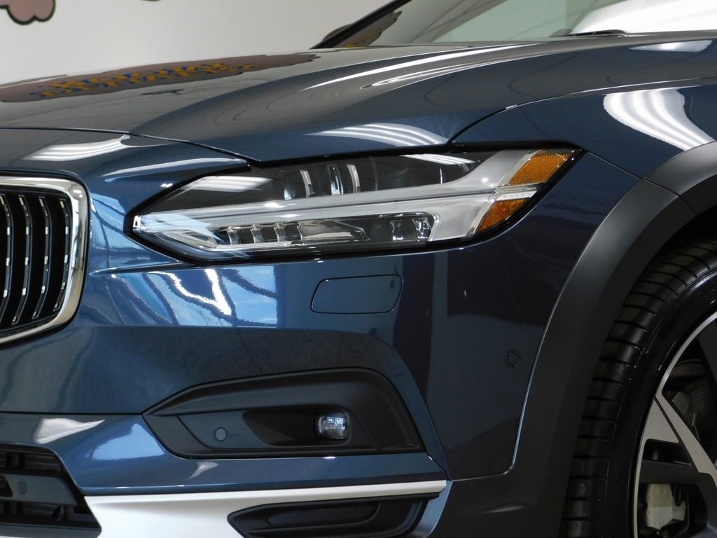 Used 2026 Volvo V90 B6 Cross Country Ultra image 18