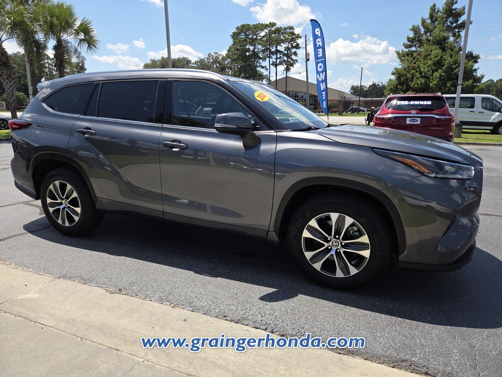 Used 2021 Toyota Highlander XLE FWD image 7