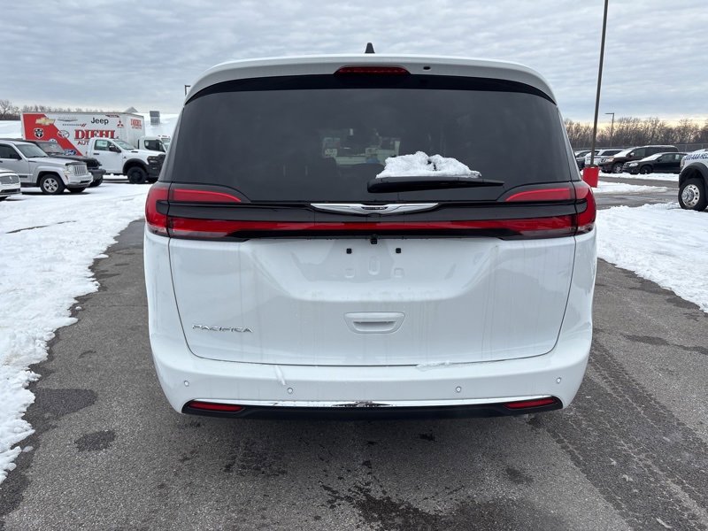 New 2026 Chrysler Pacifica Select image 4