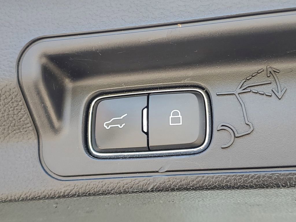 Used 2020 Ford Explorer XLT w/ Equipment Group 202A image 9